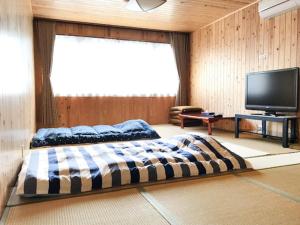 松江市にあるSYUkuhaku matuenosato / Vacation STAY 65782のベッドルーム(ベッド1台、薄型テレビ付)