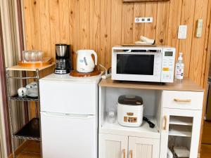 松江市にあるSYUkuhaku matuenosato / Vacation STAY 65782の小さなキッチン(電子レンジ、冷蔵庫付)
