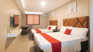 Postel nebo postele na pokoji v ubytování RedDoorz Plus at Seventy Five Inn Near Manila Airport