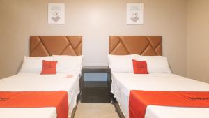 Postel nebo postele na pokoji v ubytování RedDoorz Plus at Seventy Five Inn Near Manila Airport