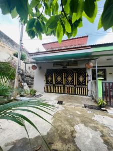 un cancello di un edificio con un gatto davanti di สบาย สบายโฮมสเตย์เบตง Sabai Sabai Homestay Betong a Betong