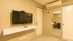 TV a/nebo společenská místnost v ubytování RedDoorz Plus at Seventy Five Inn Near Manila Airport