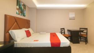 Postel nebo postele na pokoji v ubytování RedDoorz Plus at Seventy Five Inn Near Manila Airport