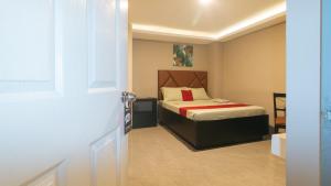 Postel nebo postele na pokoji v ubytování RedDoorz Plus at Seventy Five Inn Near Manila Airport