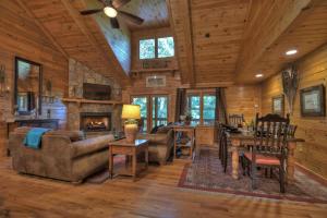 ein Wohnzimmer mit Kamin in einer Blockhütte in der Unterkunft The Retreat in Blue Ridge