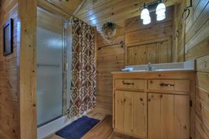 ein Badezimmer mit Dusche und Waschbecken in der Unterkunft The Retreat in Blue Ridge + 33 Fotos