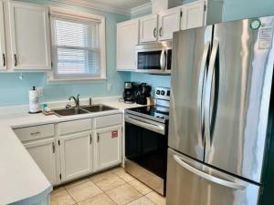 Η κουζίνα ή μικρή κουζίνα στο Sunflower 2, Beachfront Apt, pets allowed
