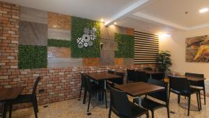 Restaurace v ubytování RedDoorz Plus at Seventy Five Inn Near Manila Airport