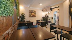 Posezení v ubytování RedDoorz Plus at Seventy Five Inn Near Manila Airport