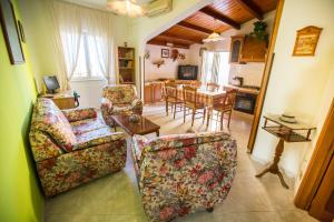 een woonkamer met 2 stoelen en een tafel bij Marylin in Cefalù