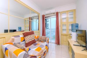 TV a/nebo společenská místnost v ubytování Good and Nice 1BR at Bogor Valley Apartment By Travelio