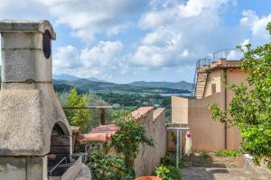 una vista desde una casa con una colina en el fondo en Casa Le 3 B con vista mare, en Portoferraio
