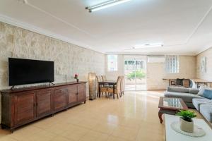 Una televisión o centro de entretenimiento en Favorita