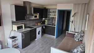 una piccola cucina e un soggiorno in un appartamento di Studio plage du Grazel a Gruissan