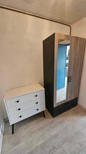spogliatoio con cassettiera e specchio di Studio plage du Grazel a Gruissan