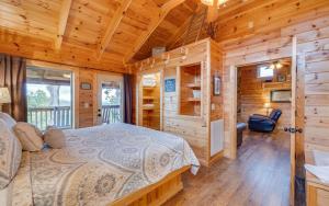 ein Schlafzimmer mit einem Bett in einer Holzhütte in der Unterkunft Always in Gatlinburg
