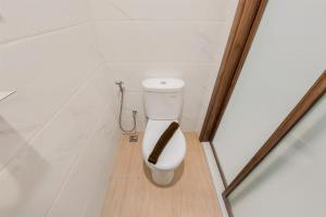 Koupelna v ubytování Modern Look and Compact Studio at Sky House Alam Sutera Apartment By Travelio + 10 fotografií