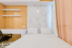 Postel nebo postele na pokoji v ubytování Modern Look and Compact Studio at Sky House Alam Sutera Apartment By Travelio