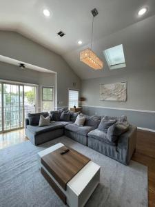 Posezení v ubytování Modern minimalistic 3 bdr Apt Townhouse + 41 fotografií