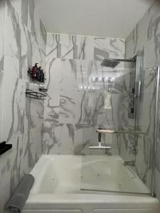 Koupelna v ubytování Modern minimalistic 3 bdr Apt Townhouse