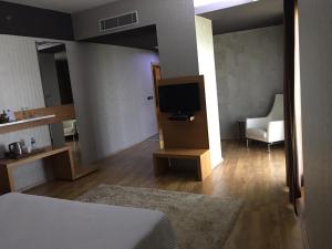 TV a/nebo společenská místnost v ubytování Anemon Grand Adana Otel