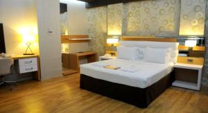 Postel nebo postele na pokoji v ubytování Anemon Grand Adana Otel
