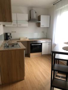 ジーゲンにあるSiegen Zentral Ferienwohnung 1 bis zum12 Schlafplätzeのシンクとコンロのあるキッチン トップオーブン