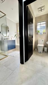 Et badeværelse på Modern & Chilled Stay in Bayswater + 10 billeder