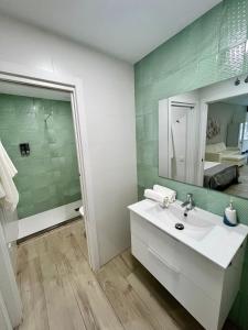a bathroom with a sink and a mirror at Califa SuitesGP in Córdoba