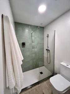 a bathroom with a shower and a toilet at Califa SuitesGP in Córdoba +3 photos