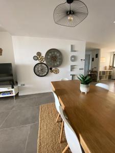 ソトグランデにあるBest seaview luxury duplex BlueSuite 4303の木製のテーブルと白い椅子のあるダイニングルーム +22枚の写真