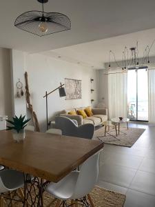 ソトグランデにあるBest seaview luxury duplex BlueSuite 4303のテーブルとソファのあるリビングルーム