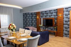 TV a/nebo společenská místnost v ubytování Anemon Grand Adana Otel