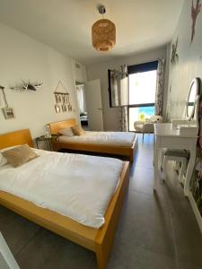 ソトグランデにあるBest seaview luxury duplex BlueSuite 4303のベッドルーム1室(ベッド2台、シンク付)