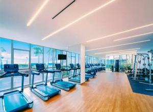 Фитнес-центр и/или тренажеры в Luxury Sea View Free WIFI Nice and Cozy Gold Coast Apartment PIK Next to Oakwood Hotel by Blezz