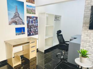 an office with a desk and a chair at Studio Le Parisien in Pointe-Noire