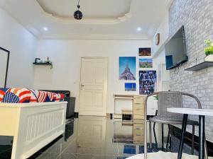 a living room with a couch and a table at Studio Le Parisien in Pointe-Noire