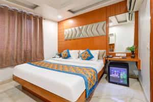 a hotel room with a bed and a television at HOTEL TASHKENT PALACE - Budget Friendly, Near R K Ashram Metro Station in New Delhi +58 photos
