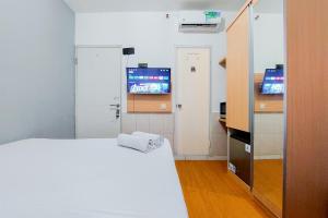 Postel nebo postele na pokoji v ubytování Cozy Stay Studio Apartment at Aeropolis Residence By Travelio