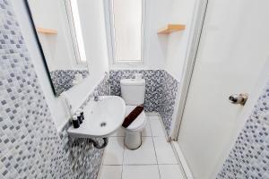 Koupelna v ubytování Cozy Stay Studio Apartment at Aeropolis Residence By Travelio + 3 fotografie