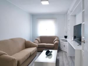 フェロルにあるApartamento Porta Novaのソファとテレビのあるリビングルーム