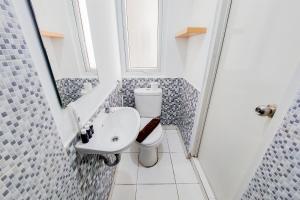 Koupelna v ubytování Cozy Stay Studio Apartment at Aeropolis Residence By Travelio