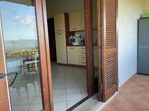 Drzwi do kuchni z balkonem w obiekcie Casa Vacanze Residence I delfini w mieście Badesi