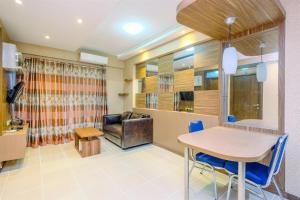 Η κουζίνα ή μικρή κουζίνα στο Simply Look 2BR at Bogor Valley Apartment By Travelio