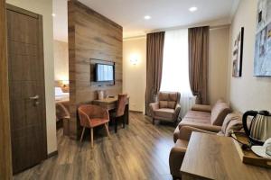 TV a/nebo společenská místnost v ubytování Hotel Giorgi Tbilisi