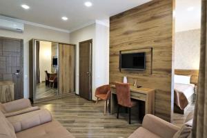 TV a/nebo společenská místnost v ubytování Hotel Giorgi Tbilisi