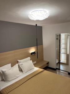 Postel nebo postele na pokoji v ubytování Hotel Kardinal