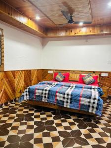 Giường trong phòng chung tại Ronak Hilltop Homestay Kasol +15 ảnh