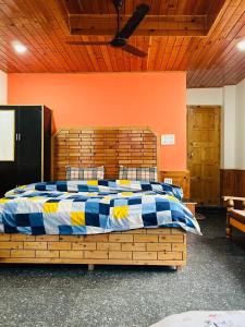 Giường trong phòng chung tại Ronak Hilltop Homestay Kasol