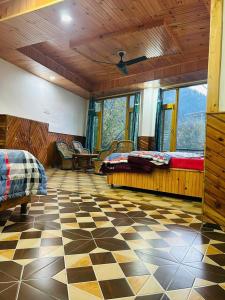 Khu vực ghế ngồi tại Ronak Hilltop Homestay Kasol